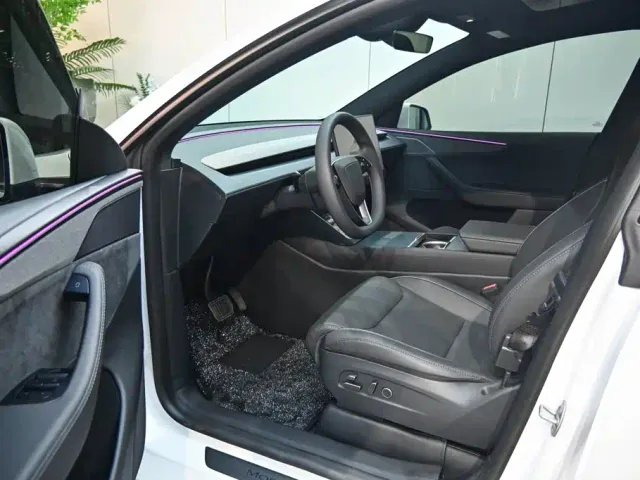 Tesla Model Y L — Фото автомобиля 14