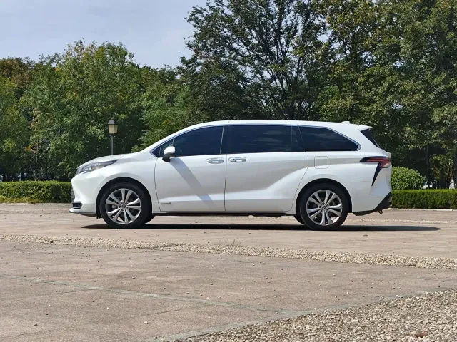 Toyota Sienna — Фото автомобиля 7