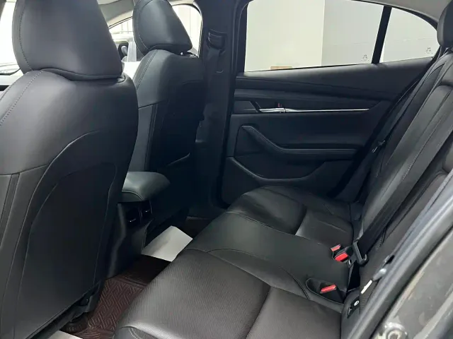 Mazda Axela — Фото автомобиля 8