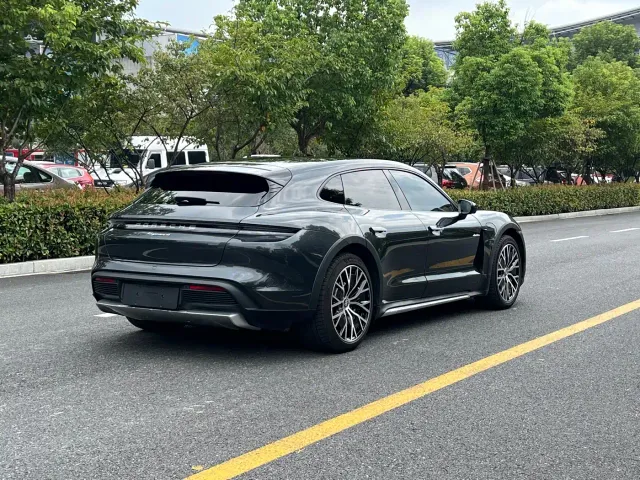 Porsche Taycan — Фото автомобиля 13