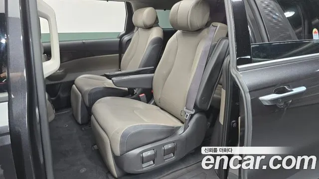 Kia Carnival Generation 4 — Фото автомобиля 12