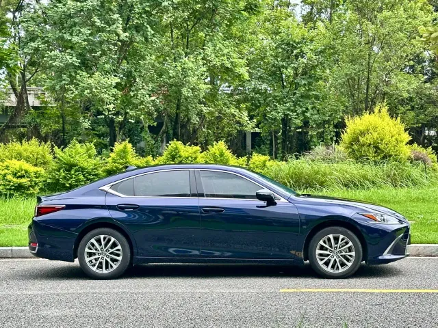 Lexus ES — Фото автомобиля 4