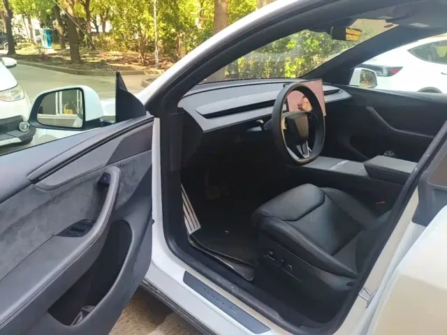Tesla Model Y L — Фото автомобиля 15