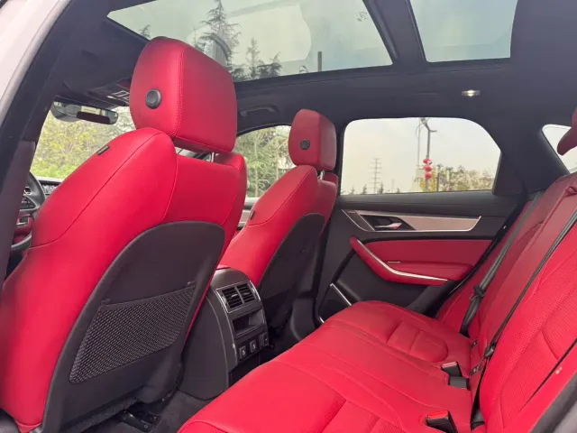 Jaguar F-Pace — Фото автомобиля 6