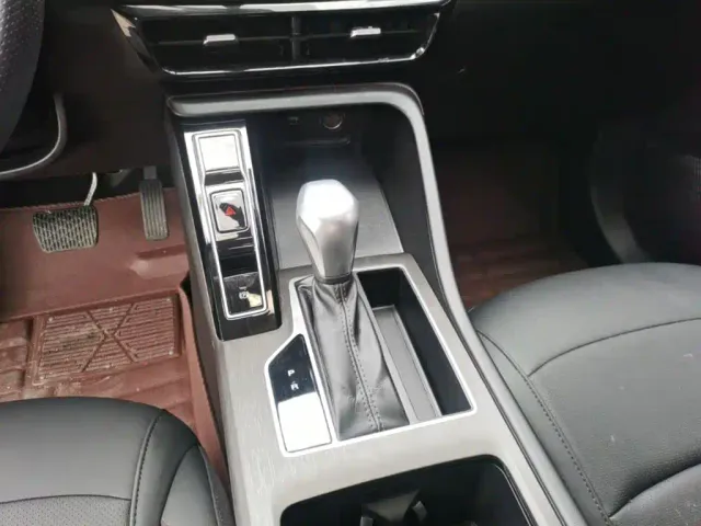 Roewe i5 — Фото автомобиля 13
