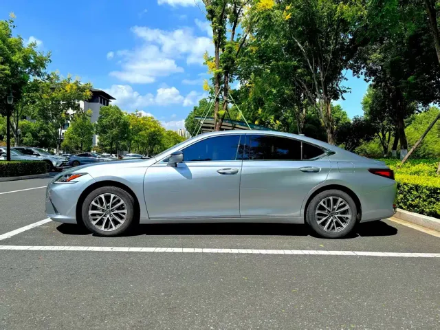 Lexus ES — Фото автомобиля 3