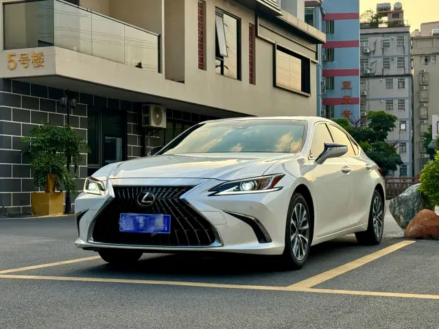 Lexus ES — Фото автомобиля 2