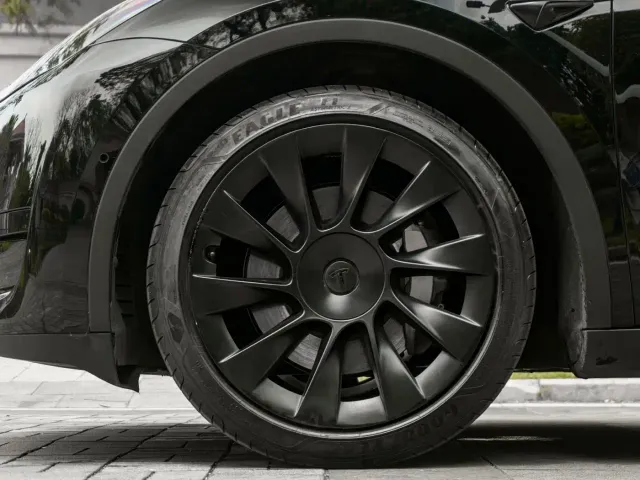 Tesla Model Y — Фото автомобиля 17