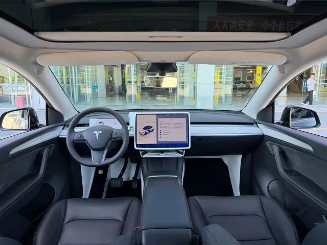Tesla Model Y — Фото автомобиля 14