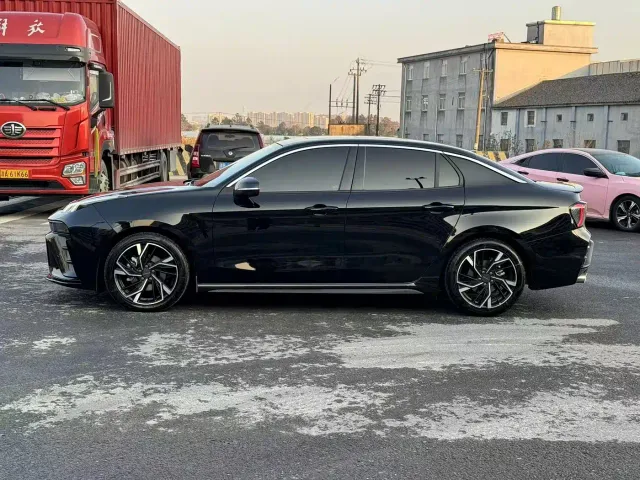 Lynk & Co 03 — Фото автомобиля 3