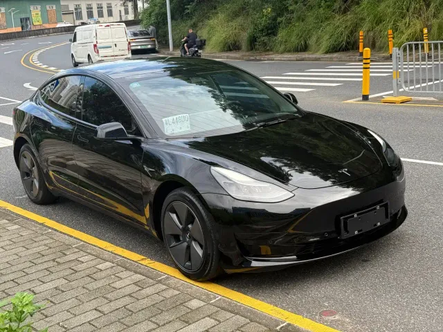 Tesla Model 3 — Фото автомобиля 3