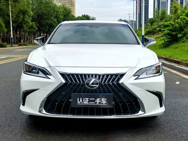 Lexus ES — Фото автомобиля 2