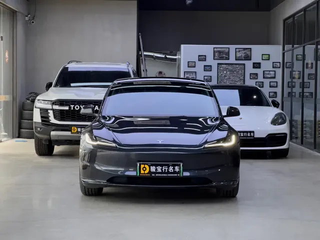Tesla Model 3 — Фото автомобиля 2