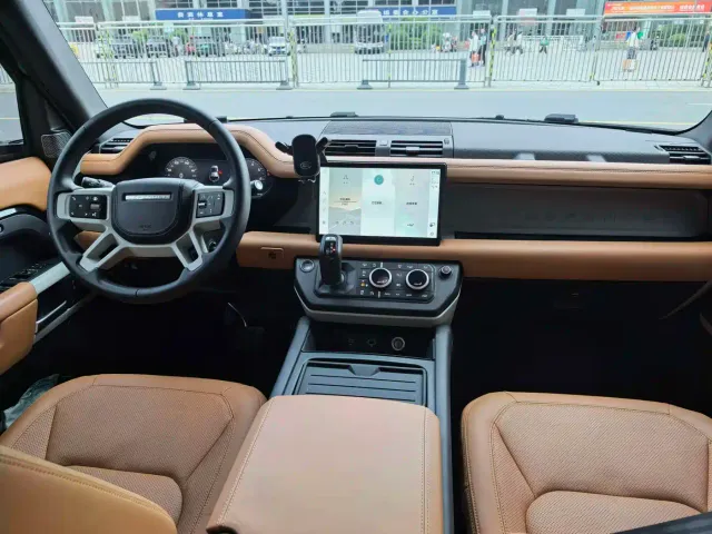 Land Rover Defender — Фото автомобиля 9