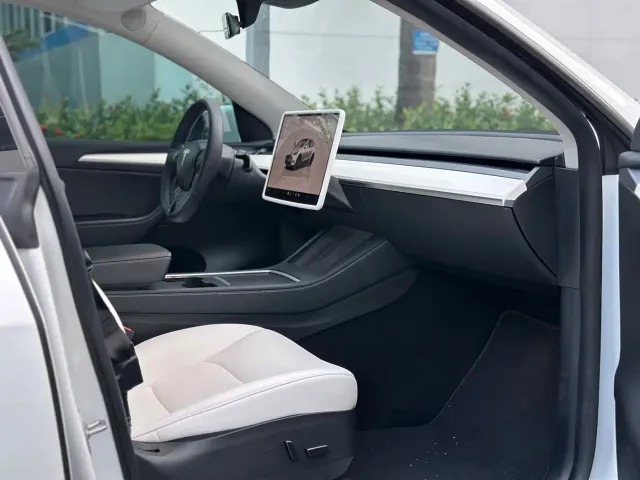 Tesla Model Y — Фото автомобиля 12
