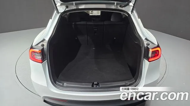 Tesla Model Y — Фото автомобиля 16