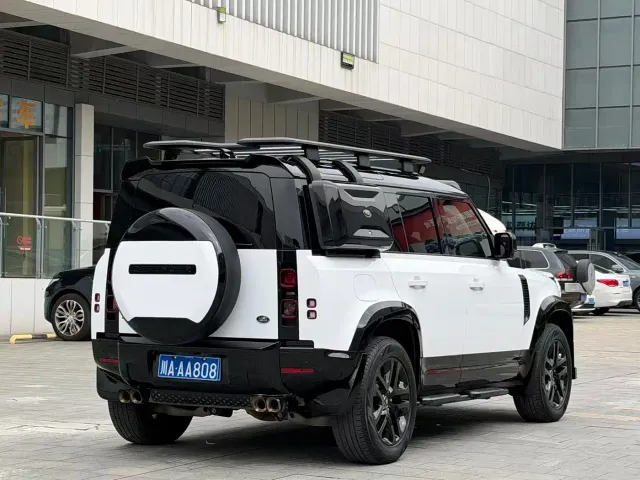 Land Rover Defender — Фото автомобиля 10