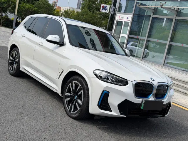 BMW iX3 — Фото автомобиля 3