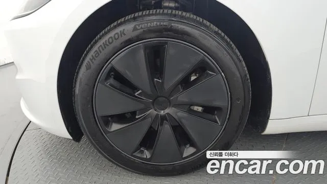 Tesla Model 3 — Фото автомобиля 4