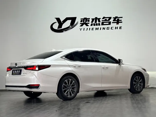 Lexus ES — Фото автомобиля 7