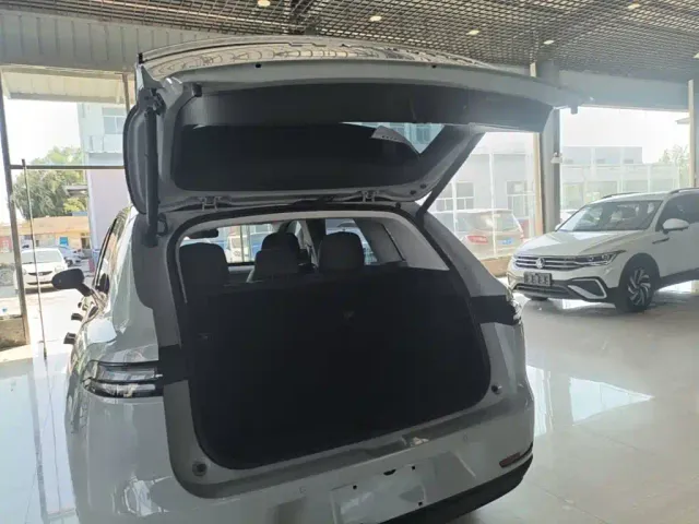 Leapmotor C10 — Фото автомобиля 18