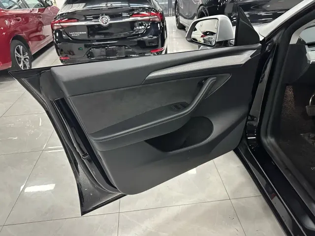 Tesla Model Y — Фото автомобиля 26