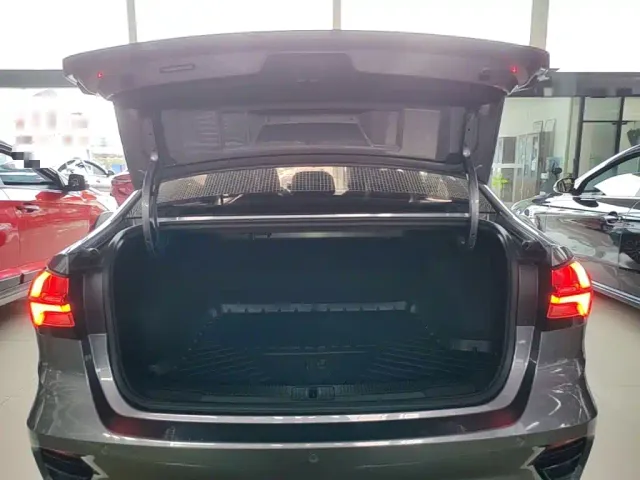 Roewe i5 — Фото автомобиля 18