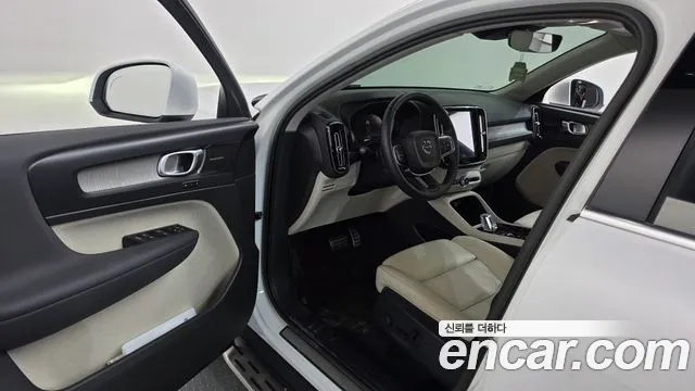 Volvo XC40 — Фото автомобиля 15