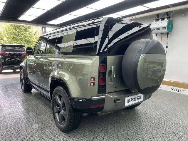 Land Rover Defender — Фото автомобиля 9