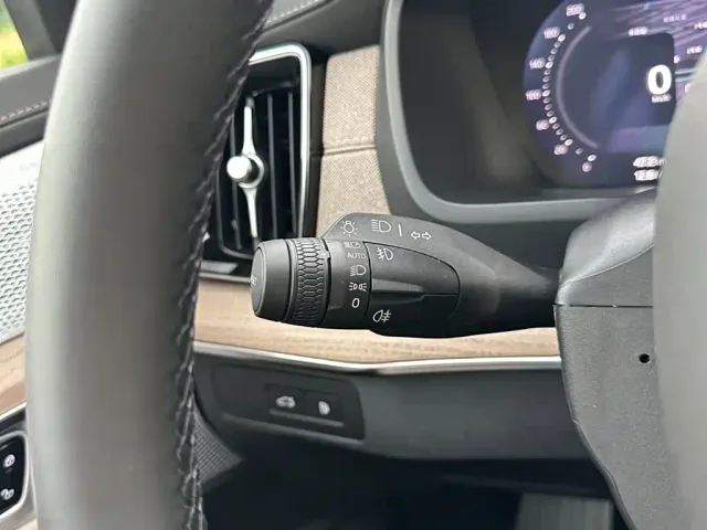 Volvo XC90 — Фото автомобиля 25
