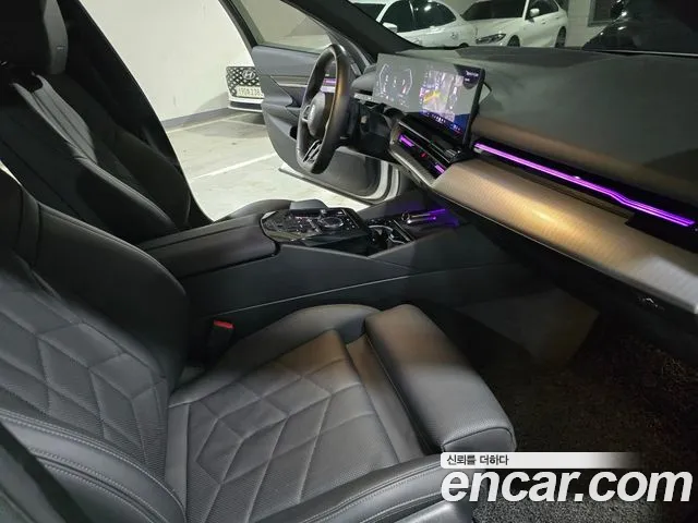 BMW 5 Series G60 — Фото автомобиля 14