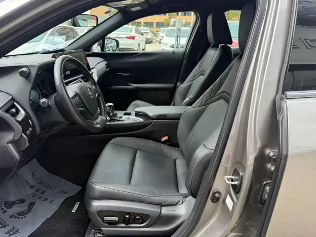 Lexus UX — Фото автомобиля 4