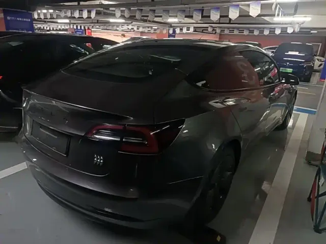 Tesla Model 3 — Фото автомобиля 6