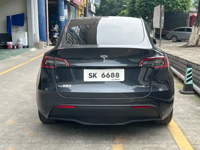 Tesla Model Y — Фото автомобиля 6