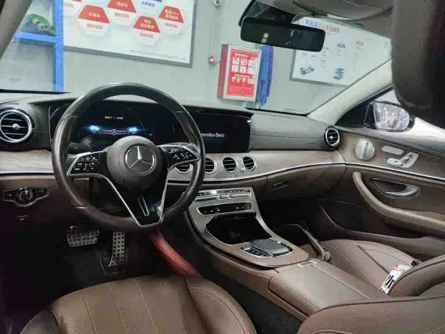 Mercedes-Benz E-Class — Фото автомобиля 3