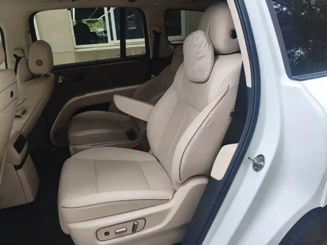 Li Auto i8 — Фото автомобиля 16