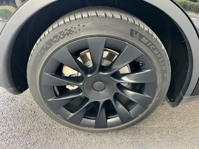 Tesla Model Y — Фото автомобиля 8