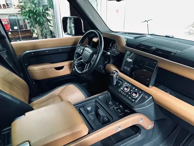 Land Rover Defender — Фото автомобиля 13