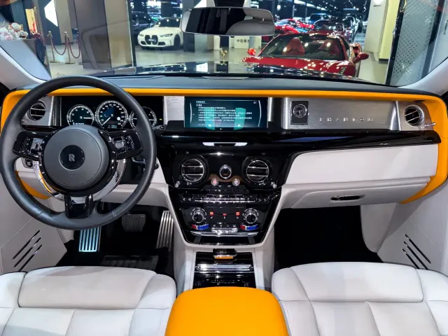 Rolls-Royce Phantom — Фото автомобиля 23