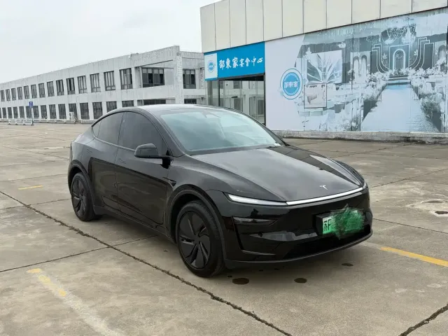 Tesla Model Y — Фото автомобиля 3