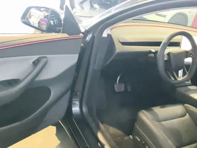 Tesla Model Y — Фото автомобиля 15