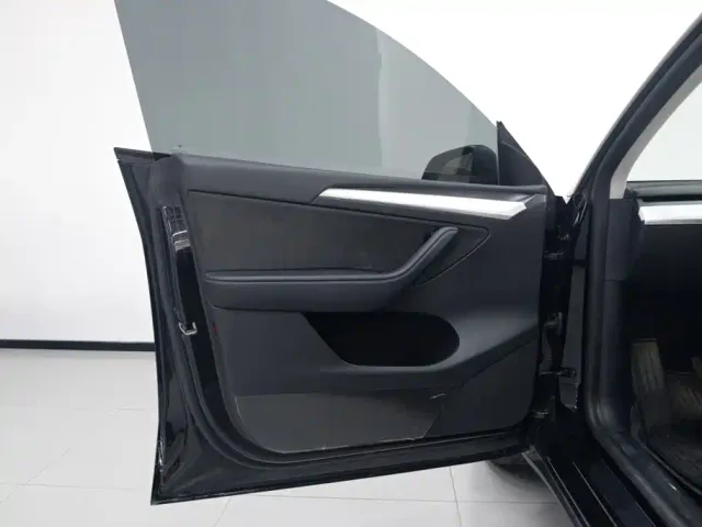 Tesla Model Y — Фото автомобиля 6