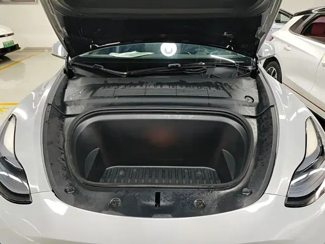 Tesla Model Y — Фото автомобиля 19