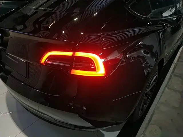 Tesla Model 3 — Фото автомобиля 7