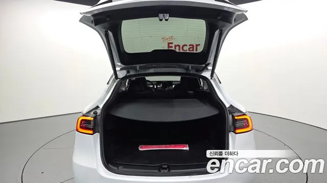 Tesla Model Y — Фото автомобиля 26