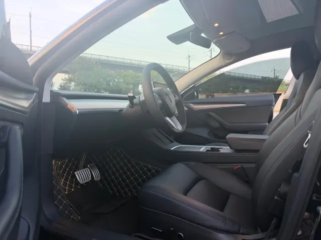 Tesla Model 3 — Фото автомобиля 9