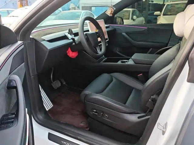 Tesla Model Y L — Фото автомобиля 9
