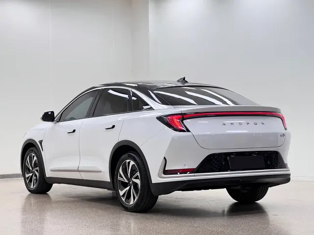 Arcfox Alpha S — Фото автомобиля 4
