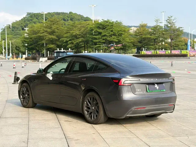 Tesla Model 3 — Фото автомобиля 5