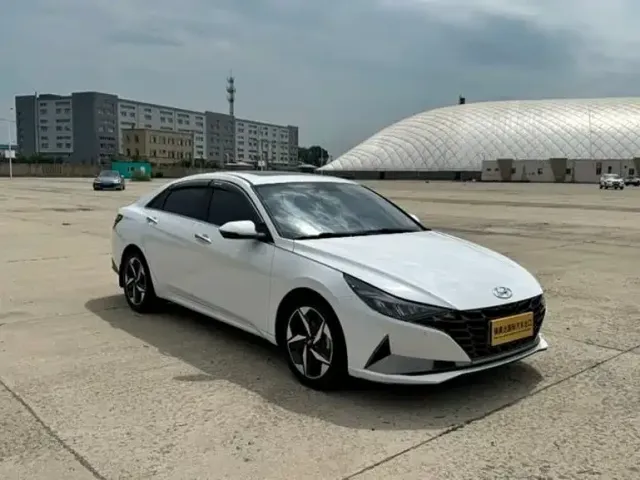 Hyundai Elantra 2022 1.5L CVT LUX Premium Edition — Фото автомобиля 3